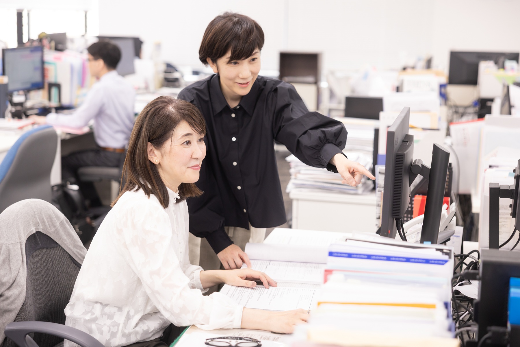 説明をする女性