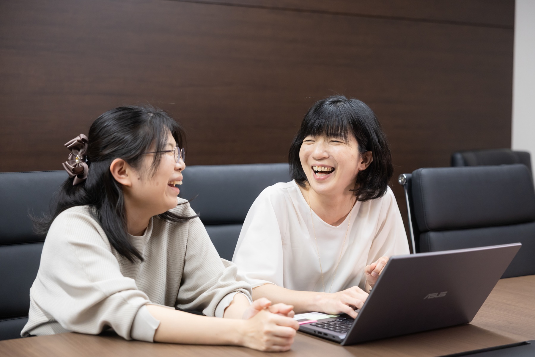 笑い合う女性